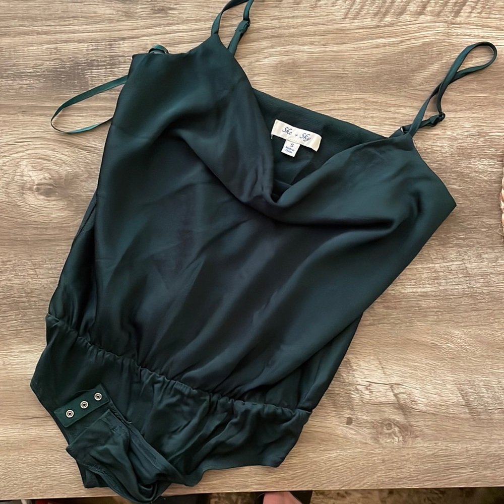 Emerald green cowl neck bodysuit 💚